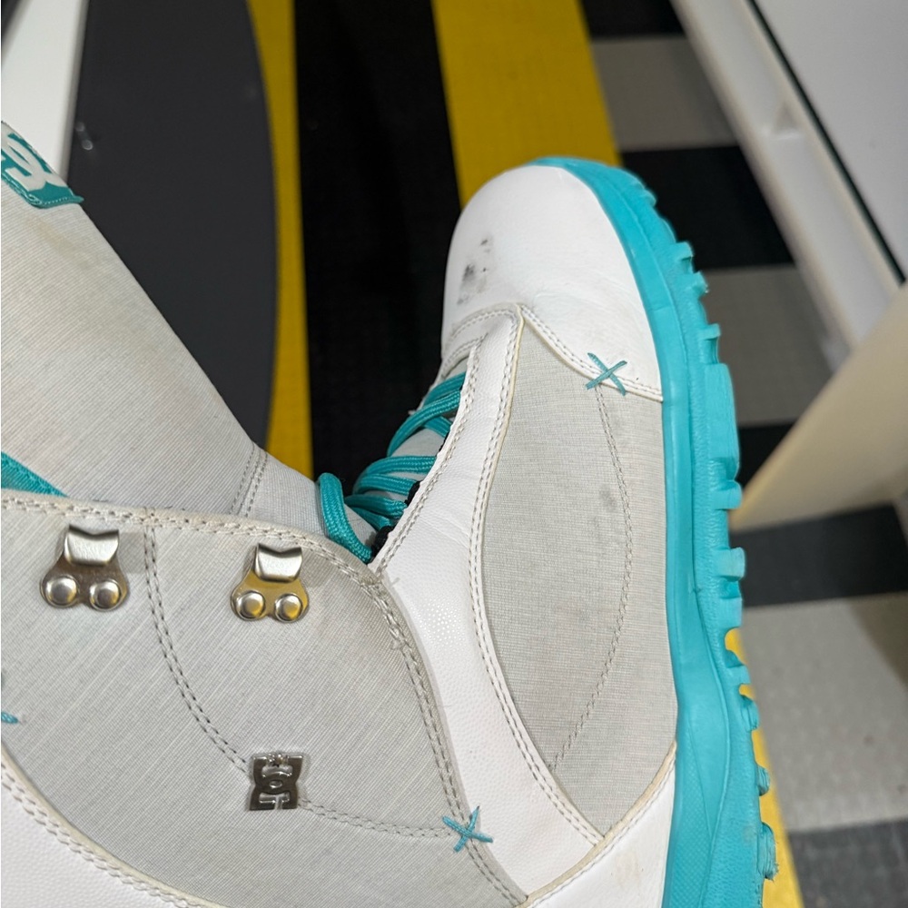 White and Teal Snowboarding Boots - Picture 4 of 12